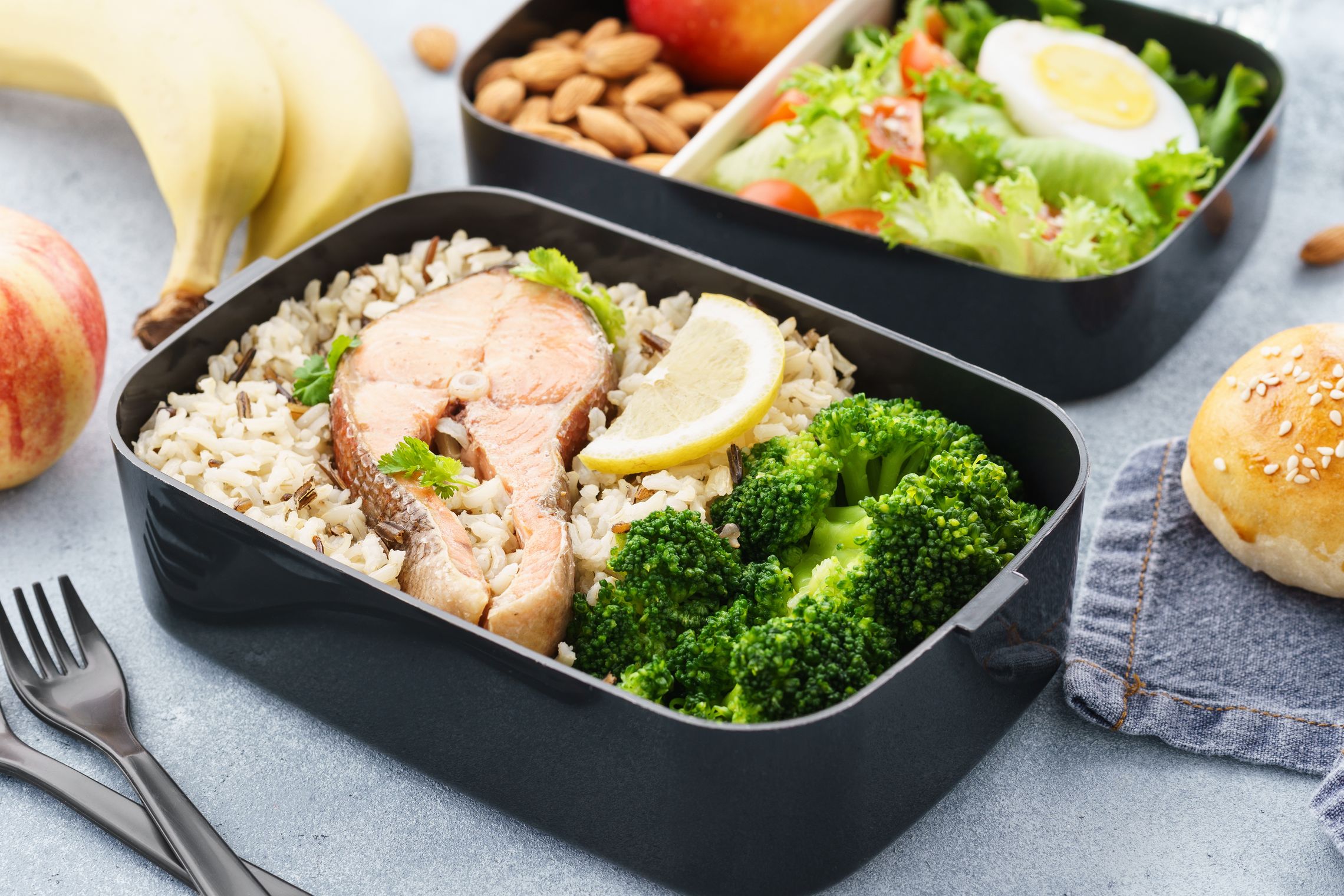 Vorgekochtes Mittagessen mit Lachs, Reis und Brokoli aufbewahrt in einer Box