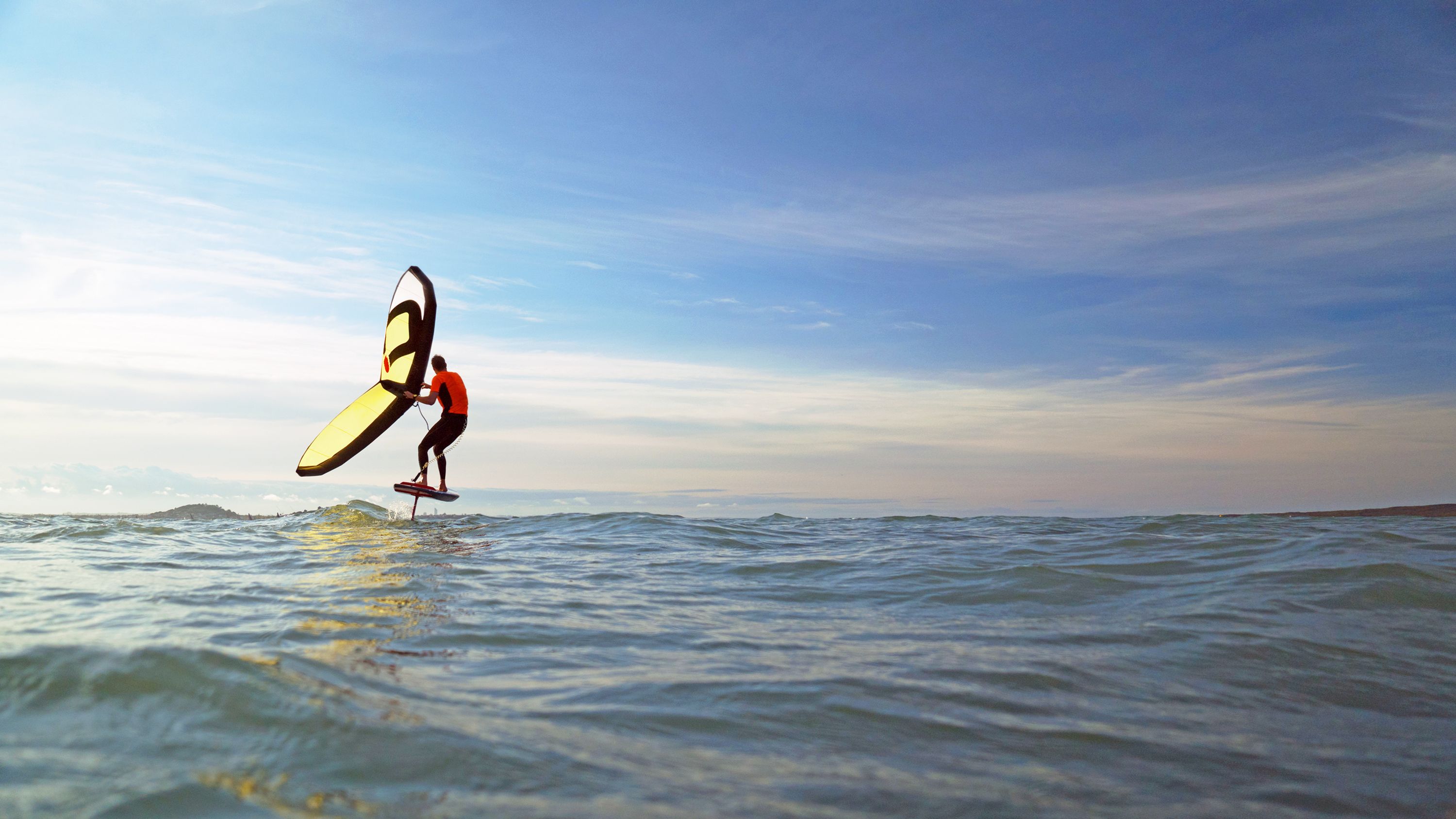 Mann beim Wing Foiling auf dem Meer