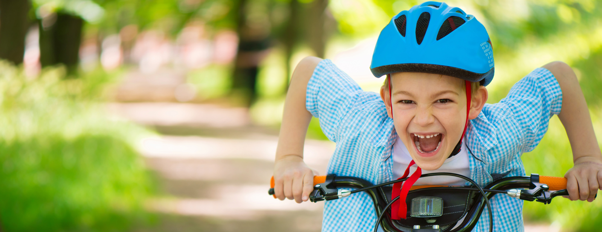 Junge lernt Radfahren